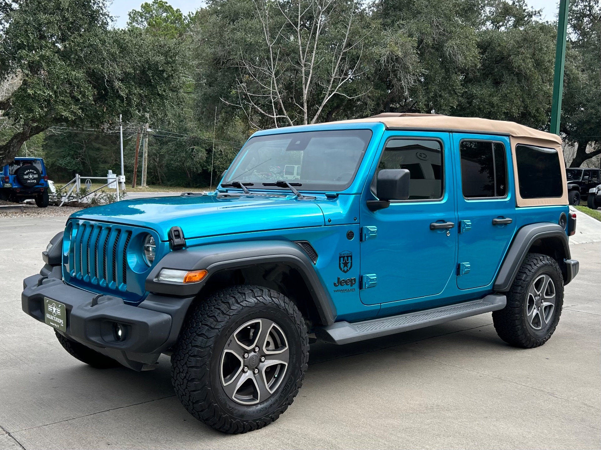 Used-2020-Jeep-Wrangler-Unlimited-Black-and-Tan