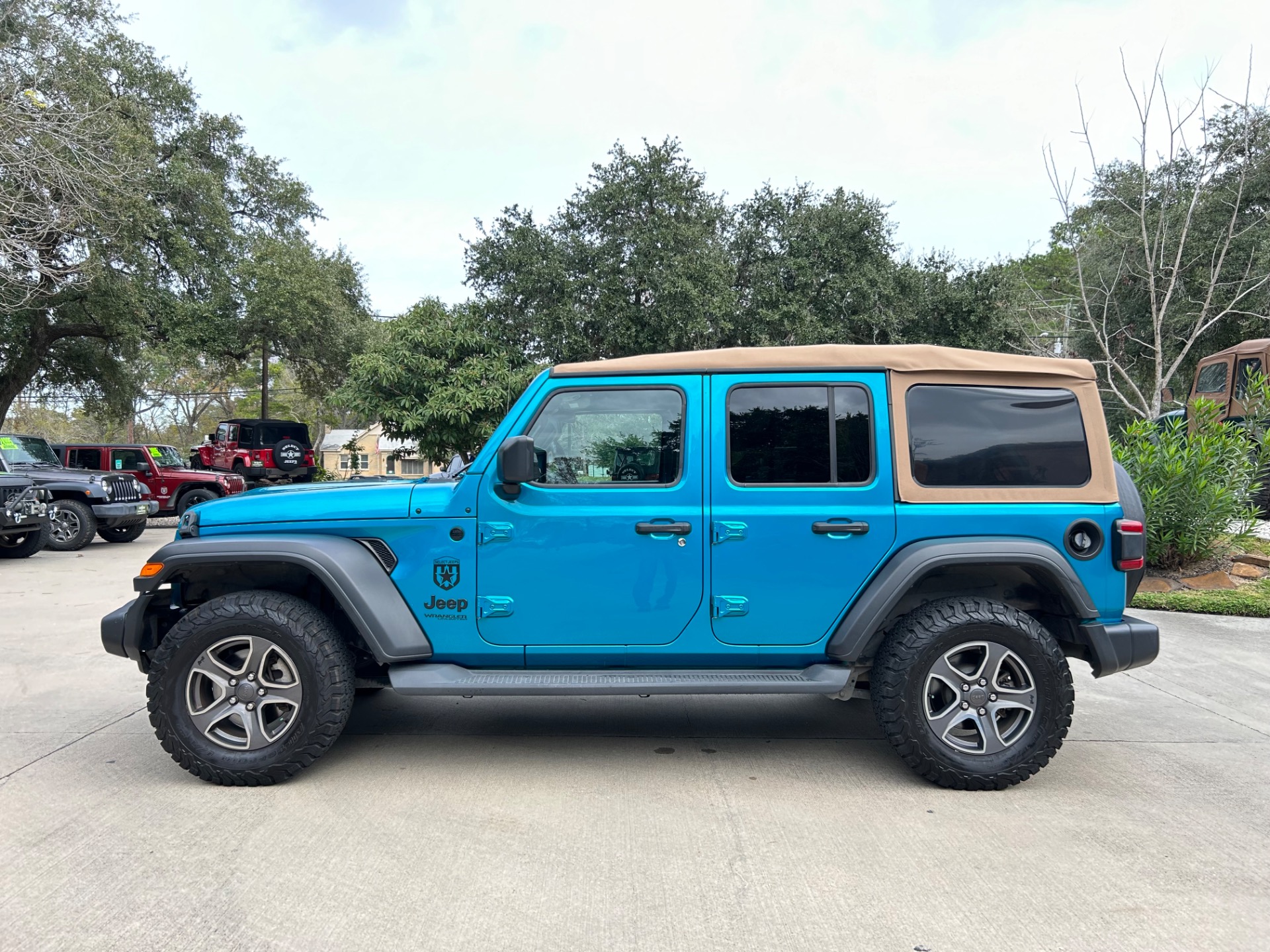 Used-2020-Jeep-Wrangler-Unlimited-Black-and-Tan