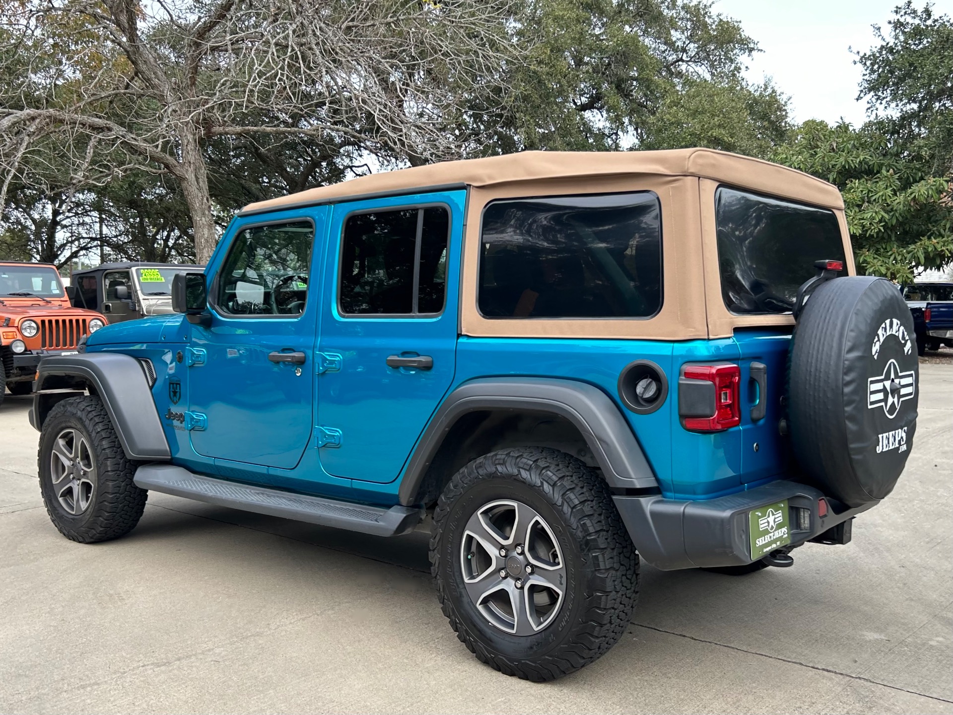 Used-2020-Jeep-Wrangler-Unlimited-Black-and-Tan