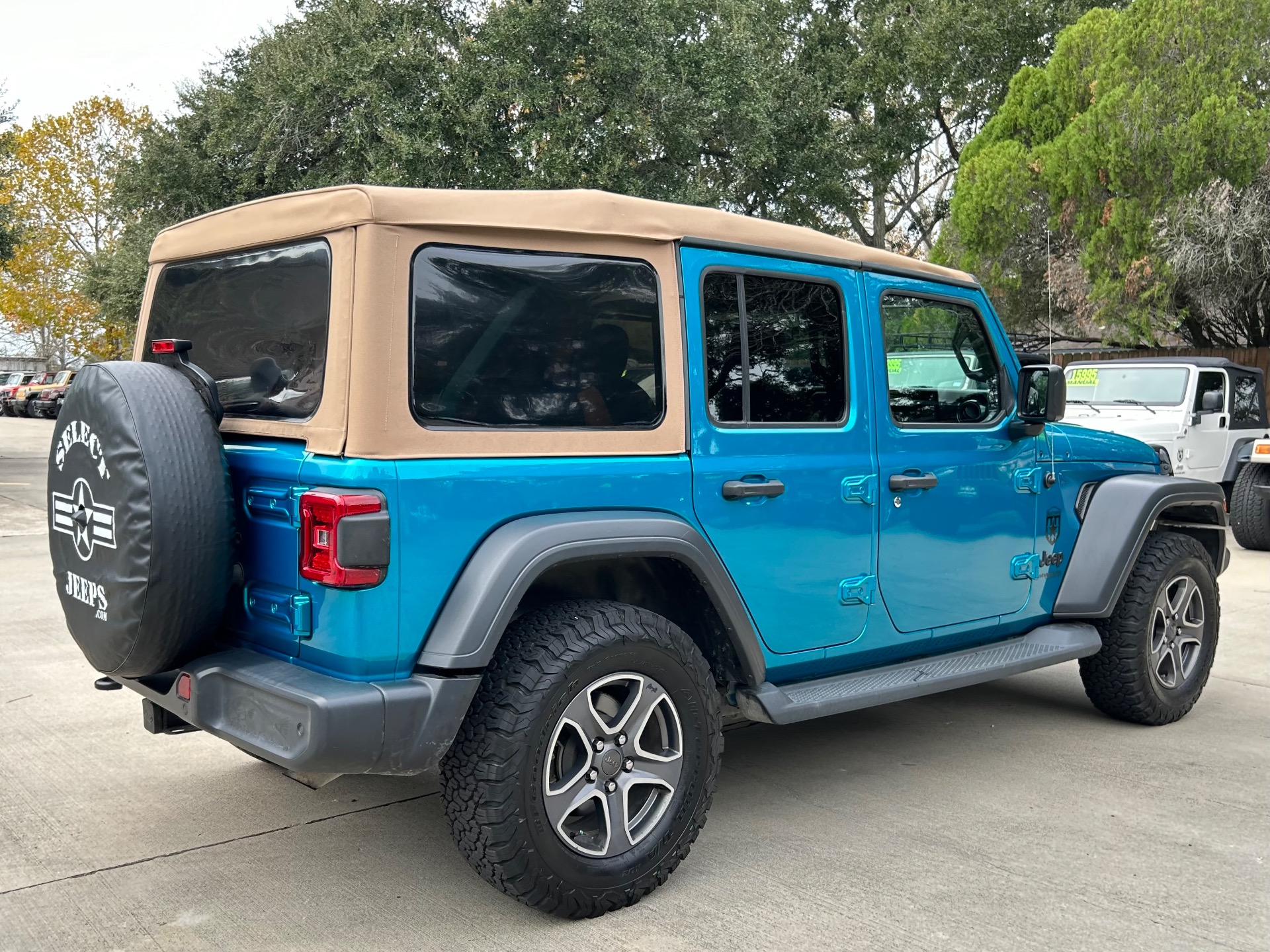 Used-2020-Jeep-Wrangler-Unlimited-Black-and-Tan