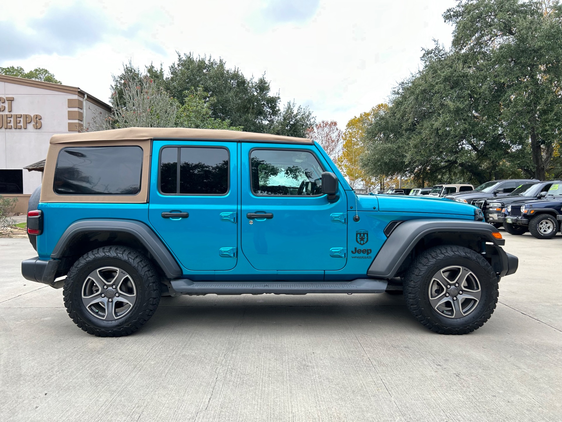 Used-2020-Jeep-Wrangler-Unlimited-Black-and-Tan