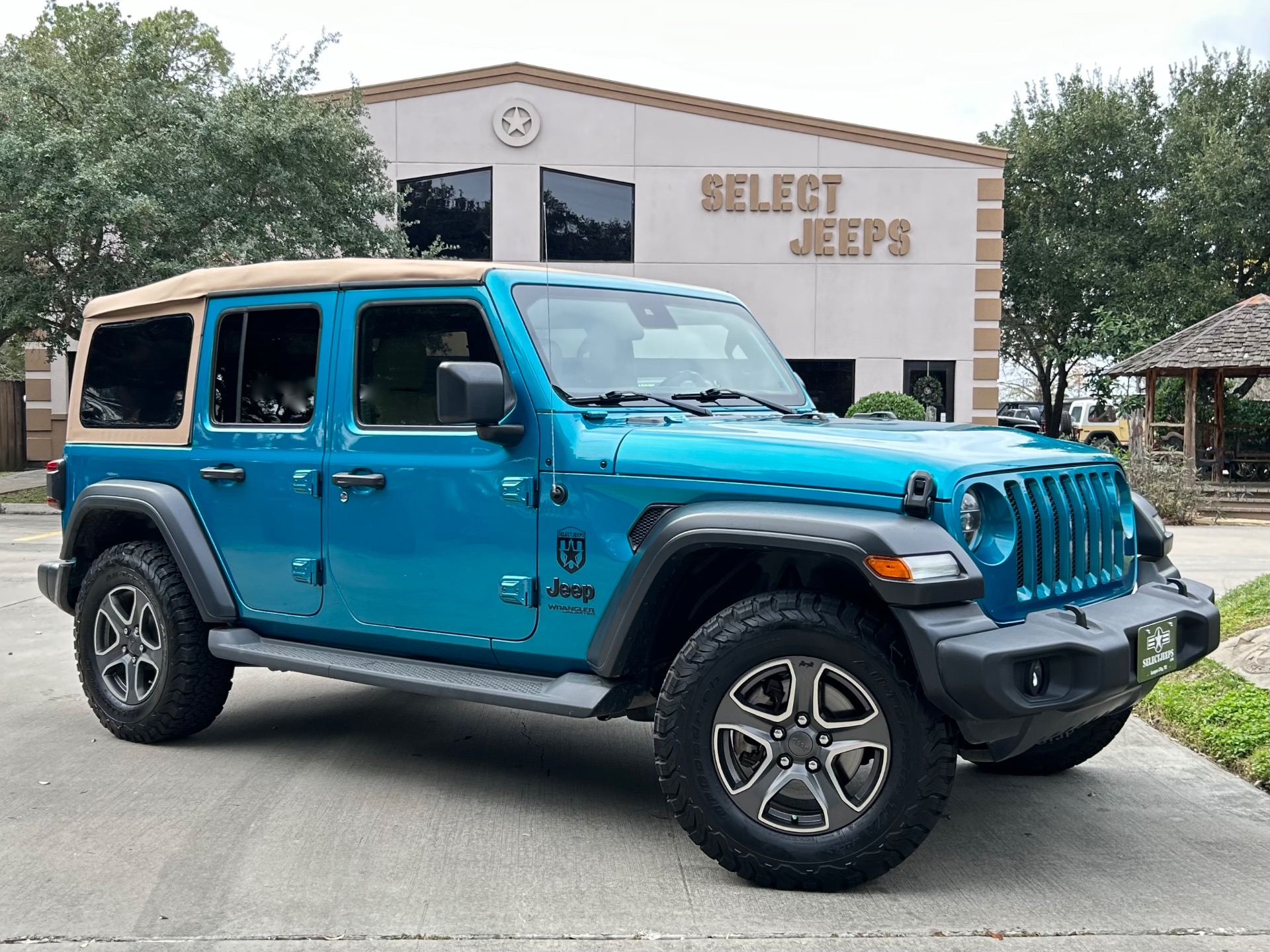 Used-2020-Jeep-Wrangler-Unlimited-Black-and-Tan