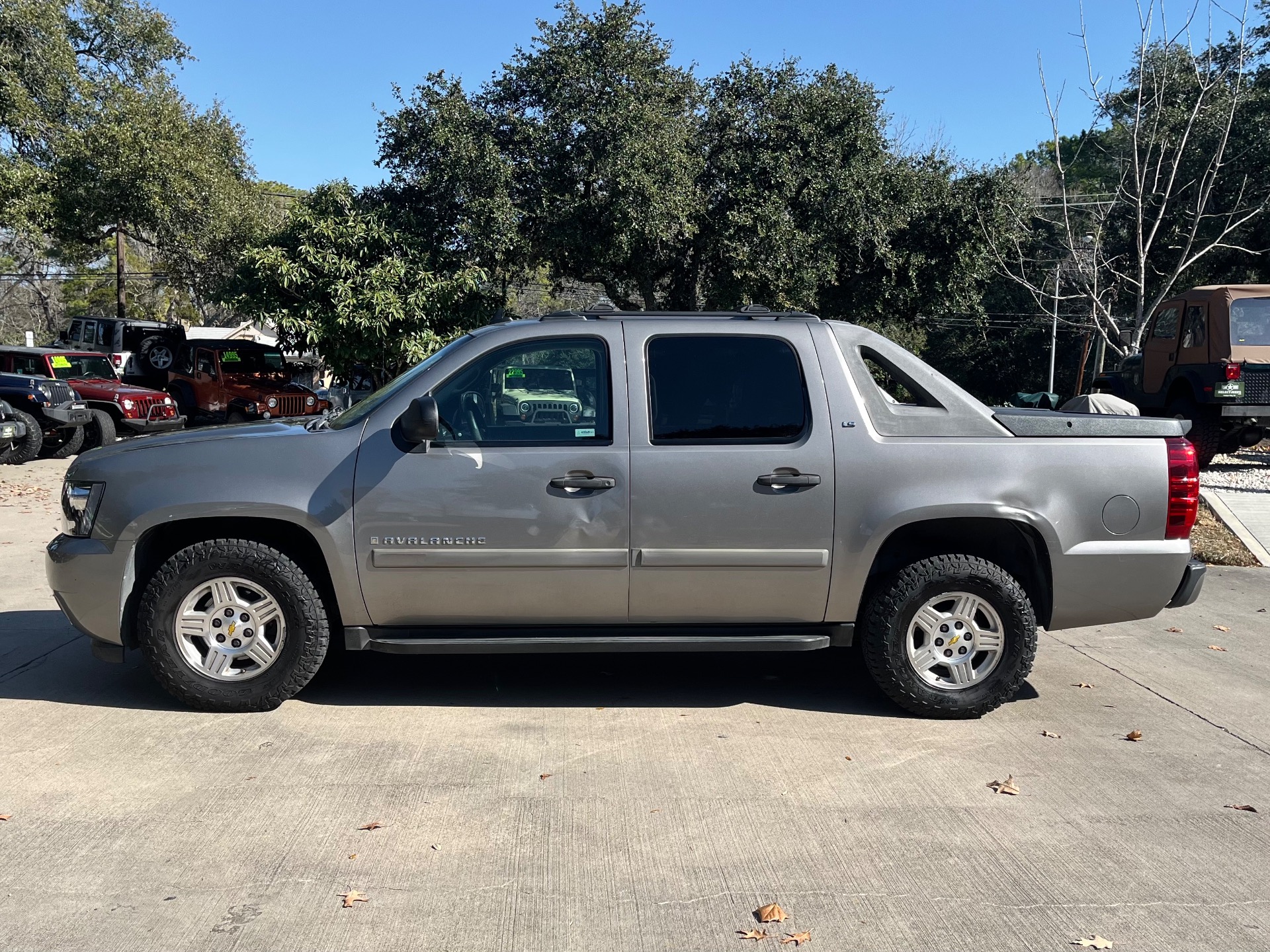 Used-2008-Chevrolet-Avalanche-LS
