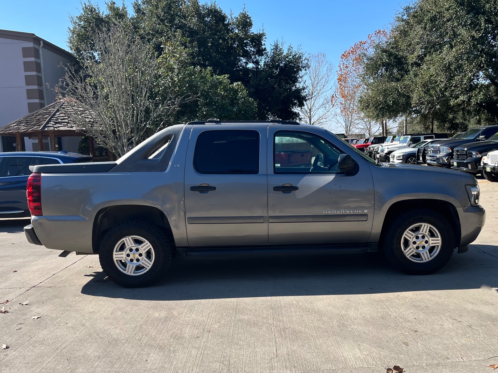 Used-2008-Chevrolet-Avalanche-LS