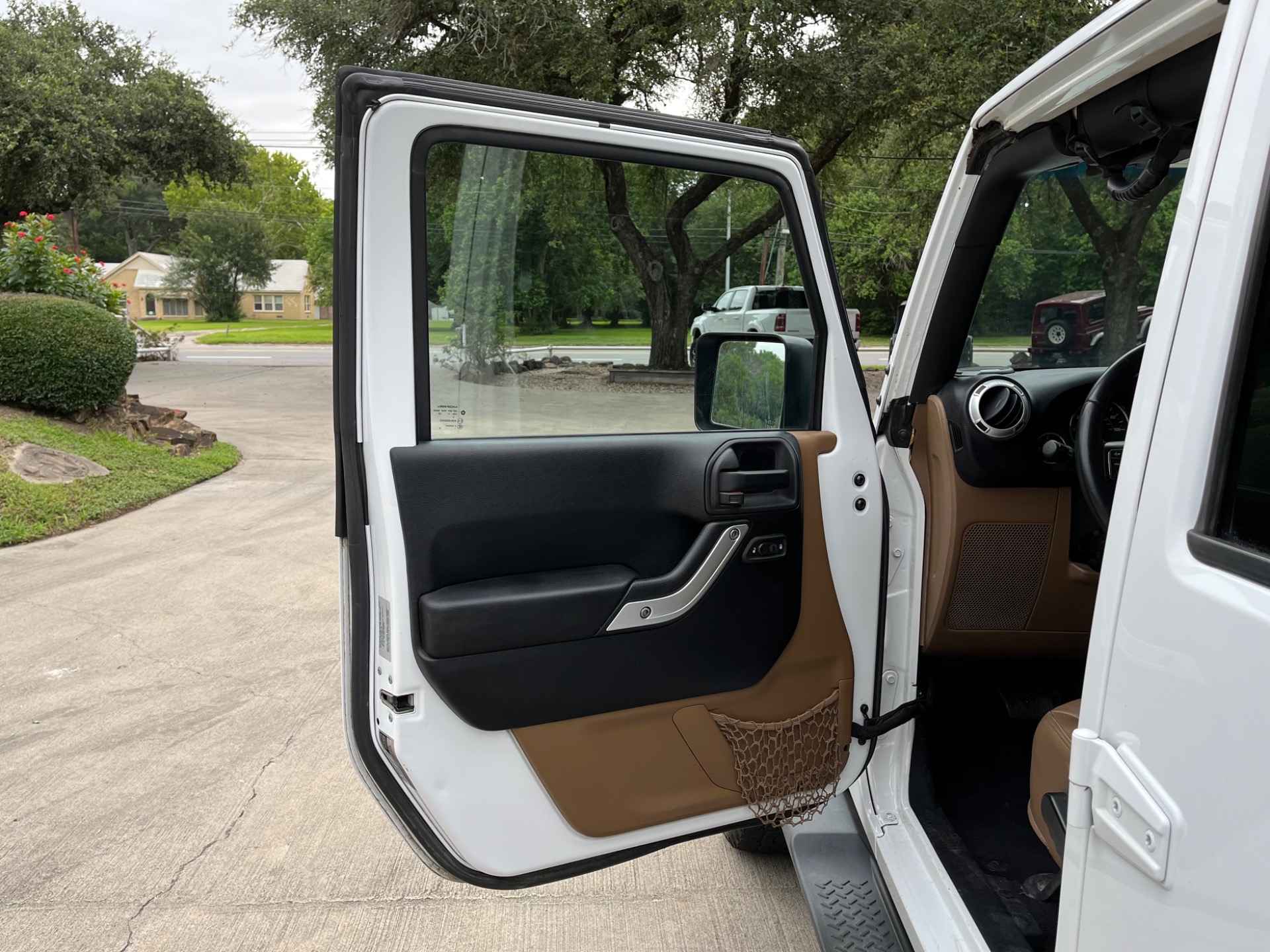 Used-2015-Jeep-Wrangler-Unlimited-Sahara