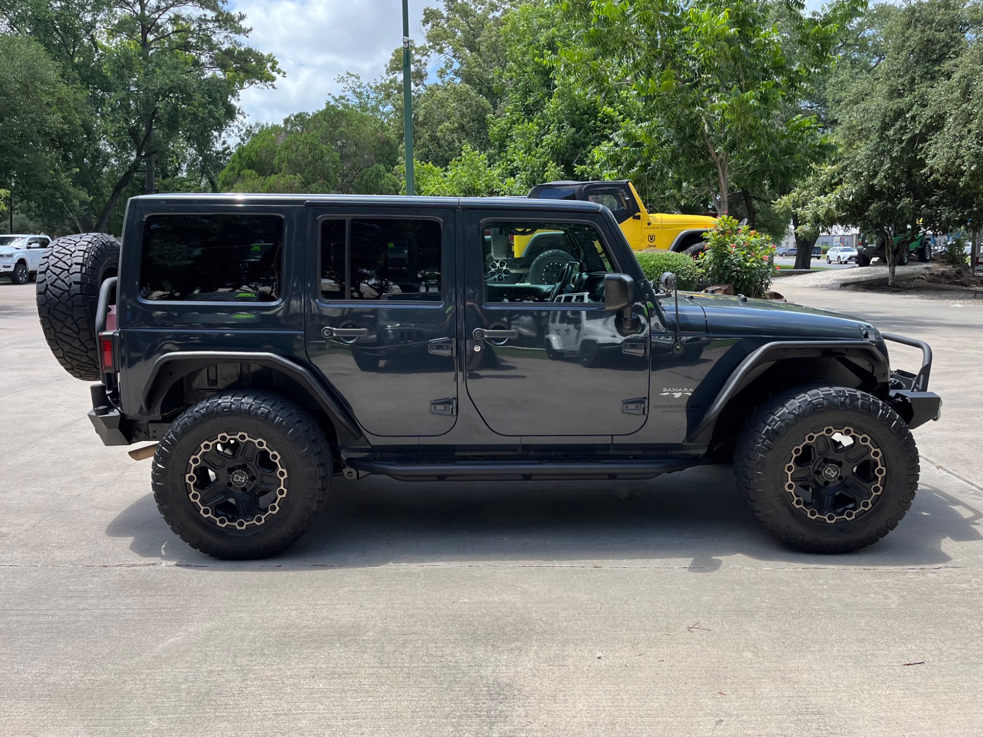 Used-2016-Jeep-Wrangler-Unlimited-Sahara