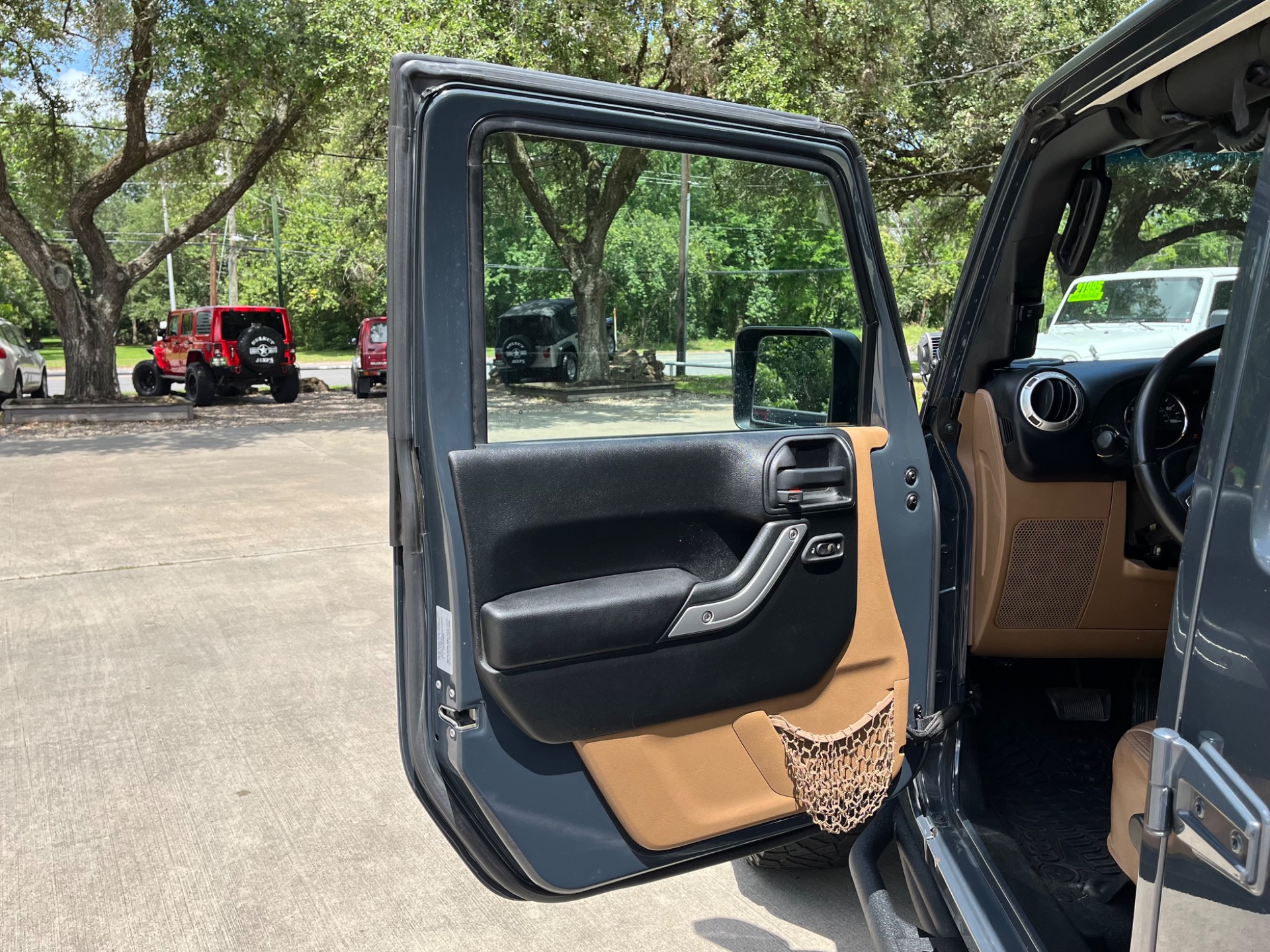 Used-2016-Jeep-Wrangler-Unlimited-Sahara