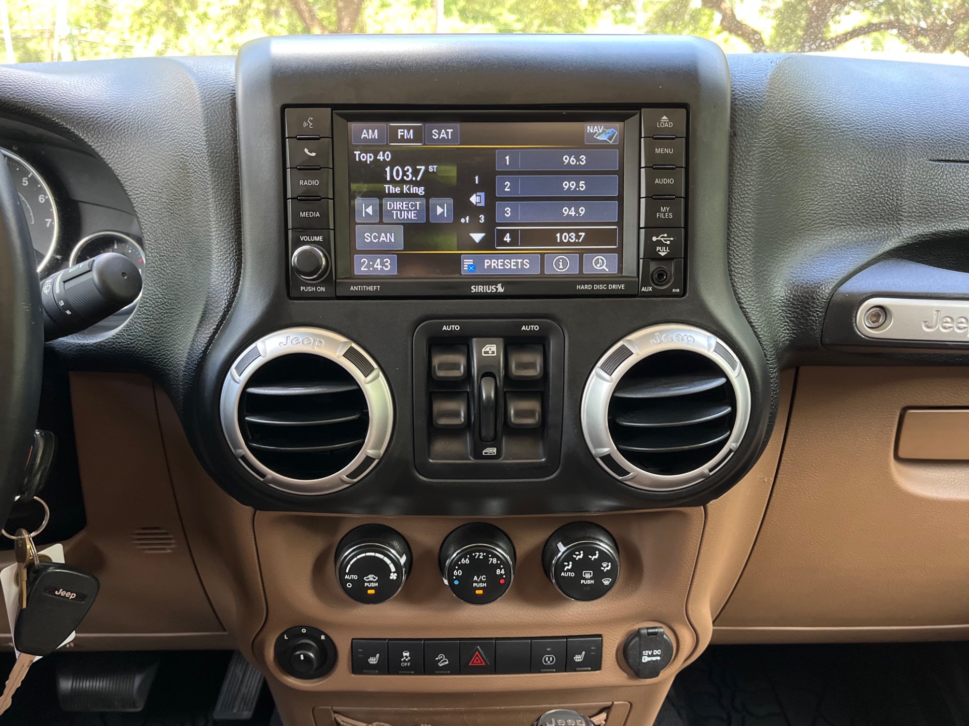 Used-2016-Jeep-Wrangler-Unlimited-Sahara