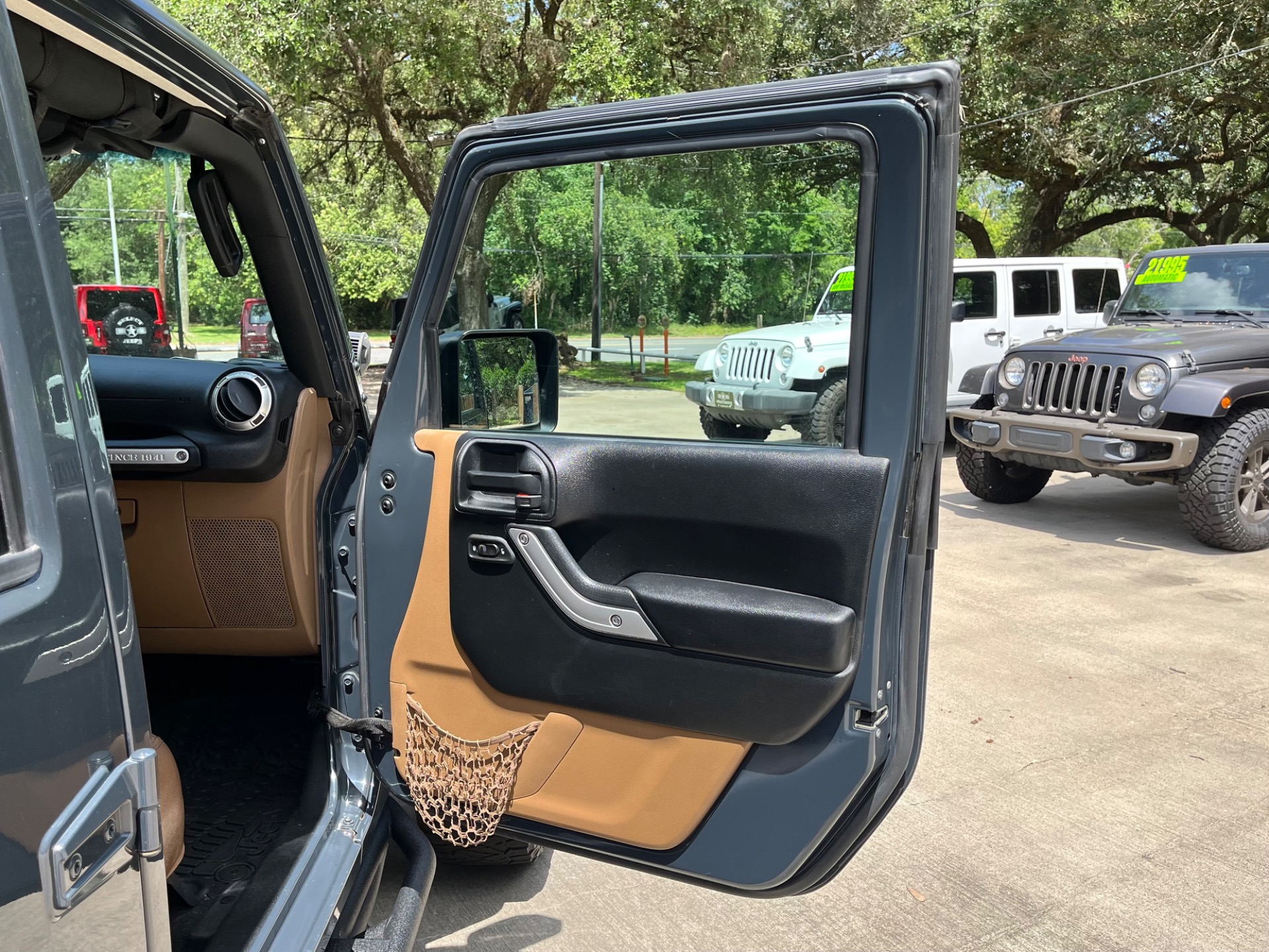 Used-2016-Jeep-Wrangler-Unlimited-Sahara