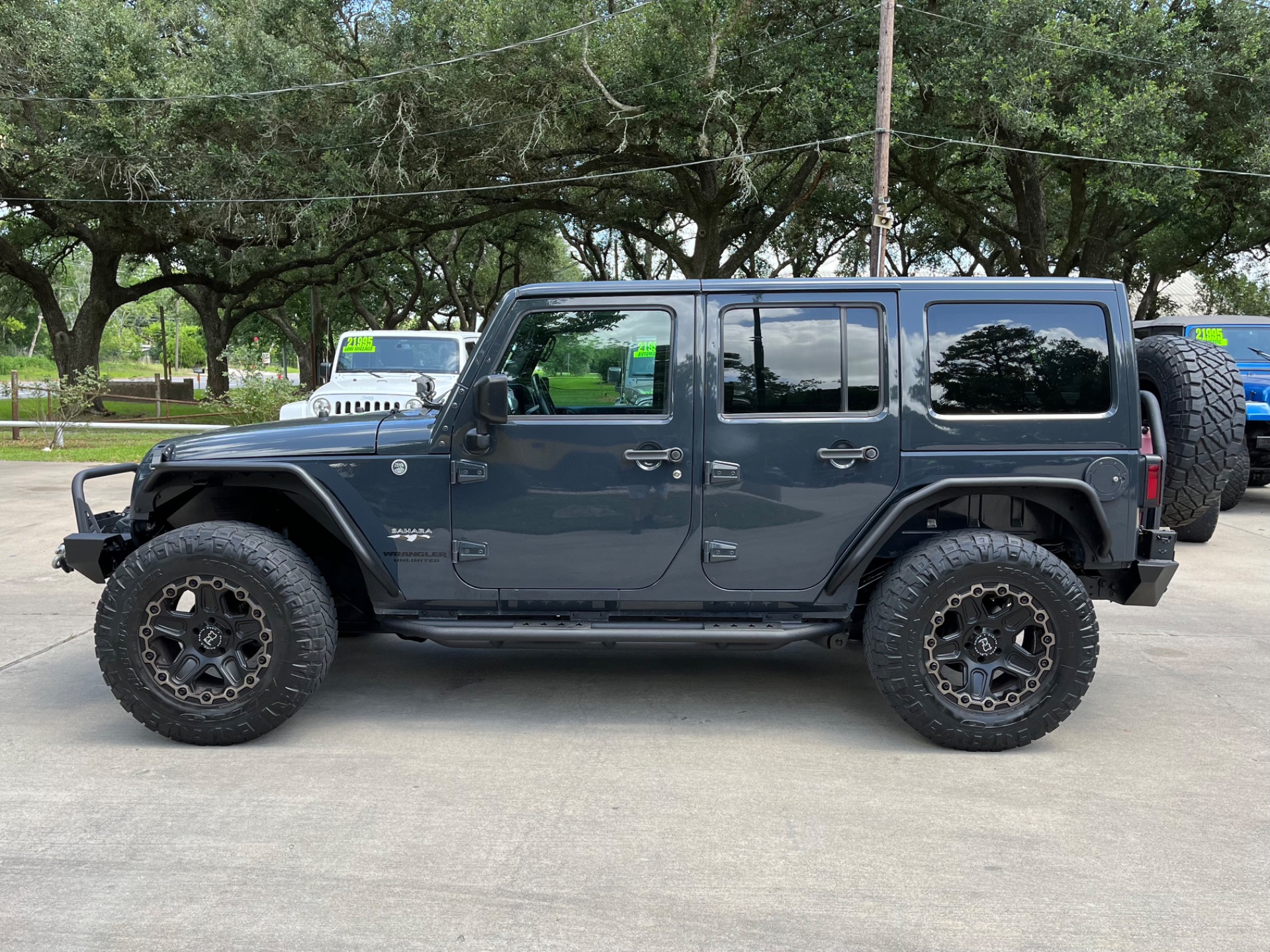 Used-2016-Jeep-Wrangler-Unlimited-Sahara