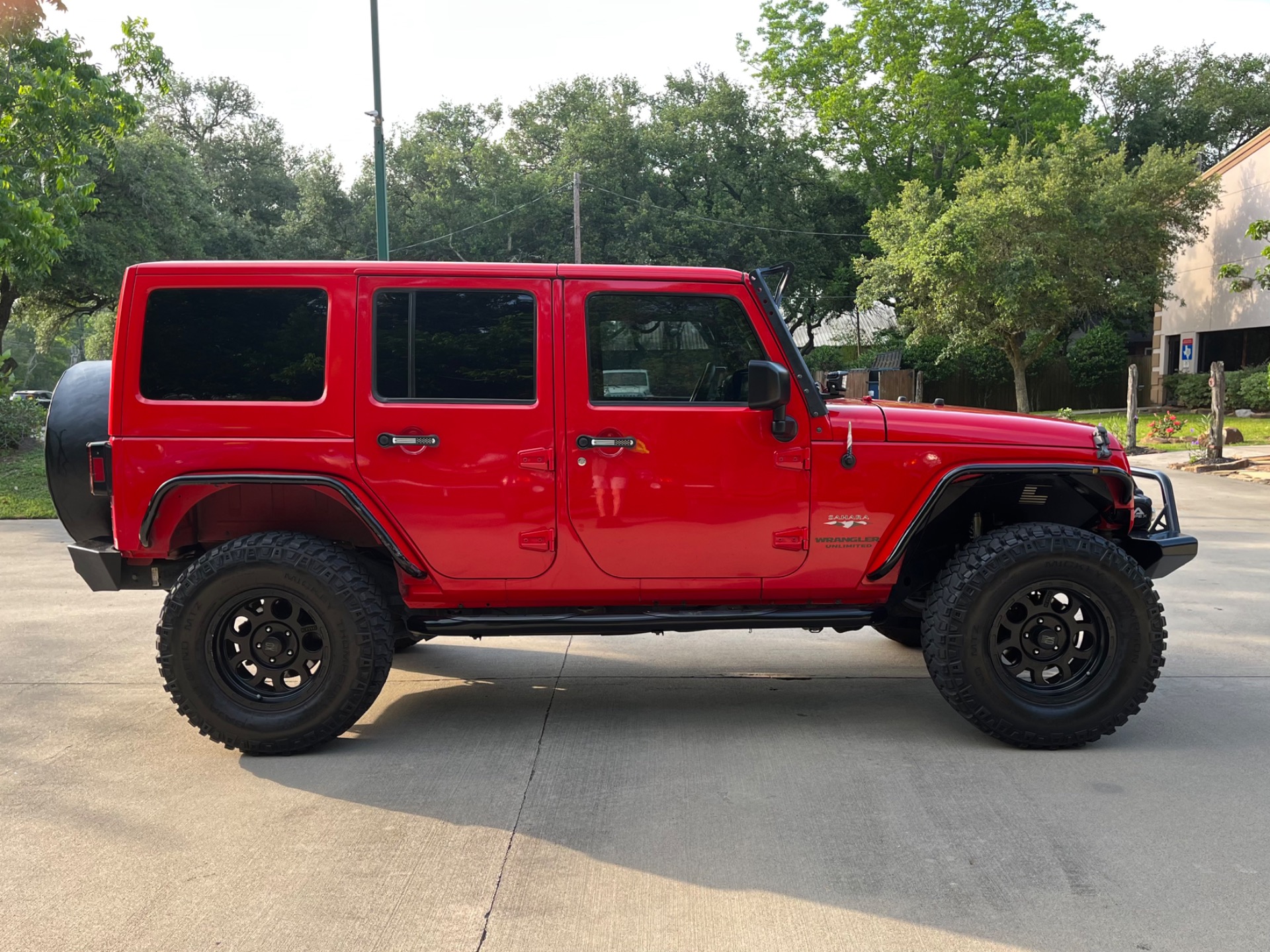 Used-2016-Jeep-Wrangler-Unlimited-Sahara