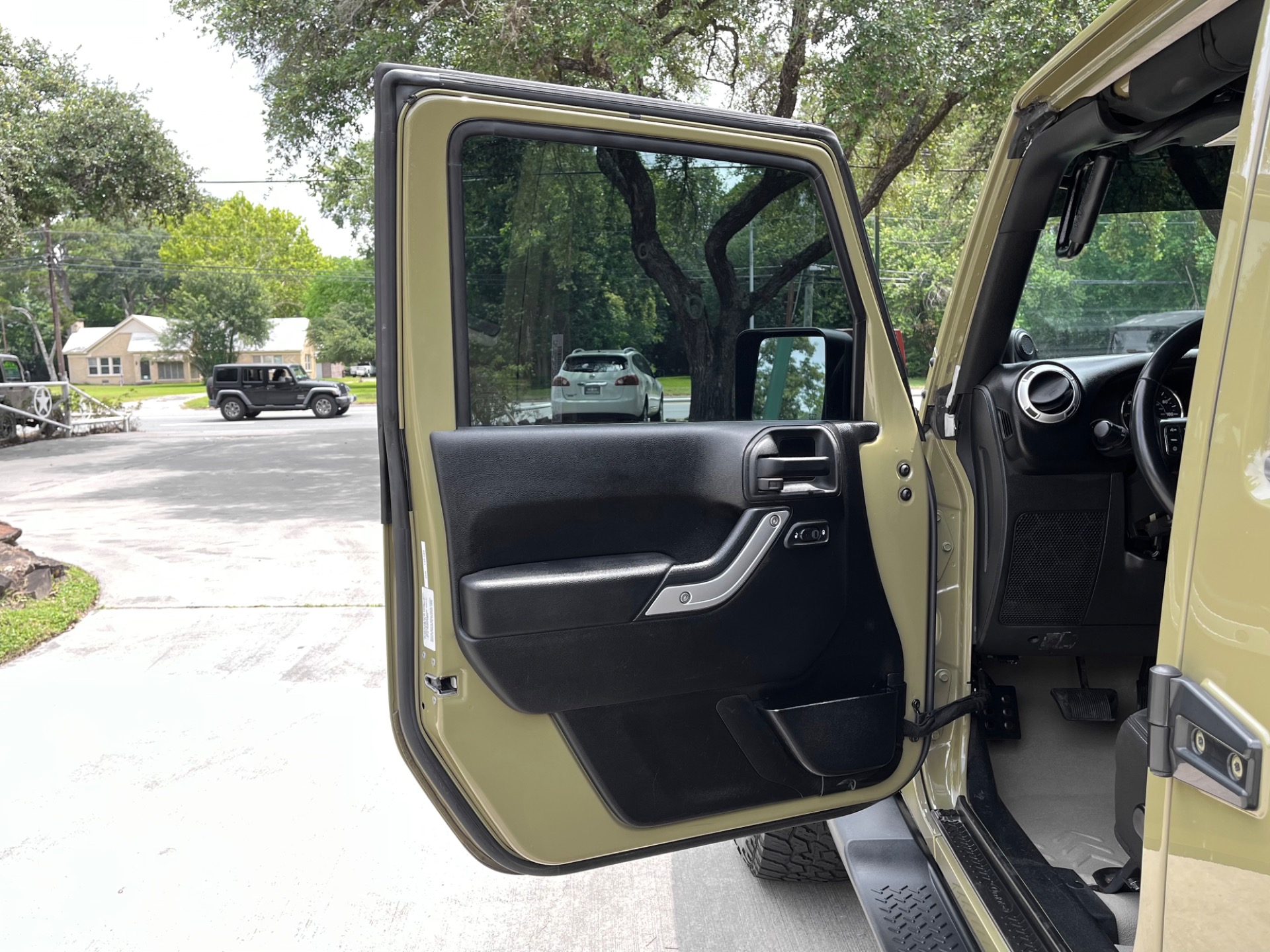 Used-2013-Jeep-Wrangler-Unlimited-Sahara