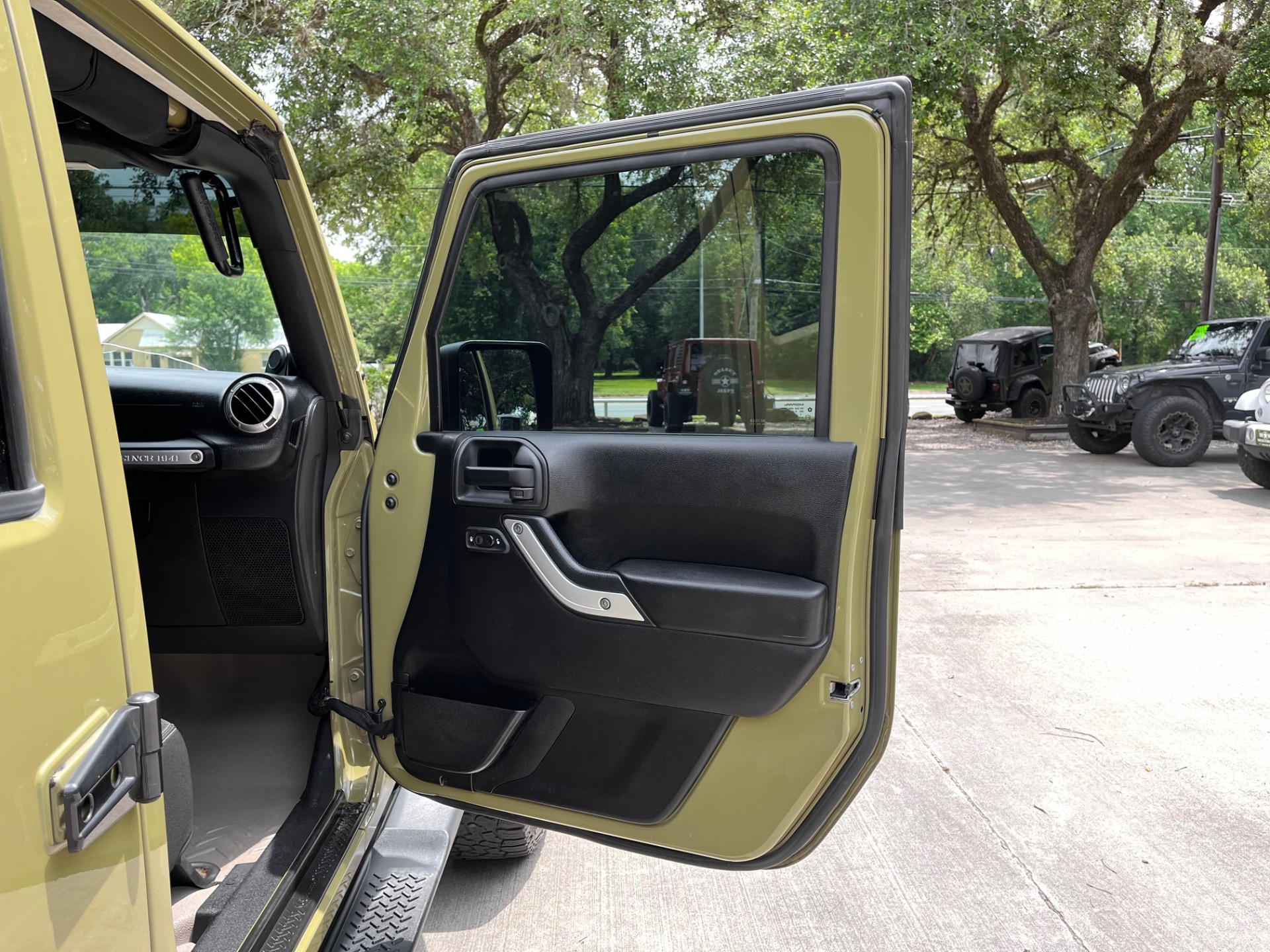 Used-2013-Jeep-Wrangler-Unlimited-Sahara