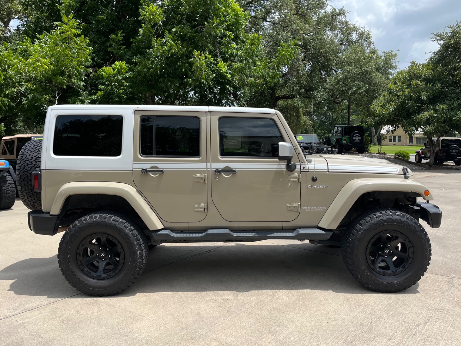 Used-2017-Jeep-Wrangler-Unlimited-Chief-Edition