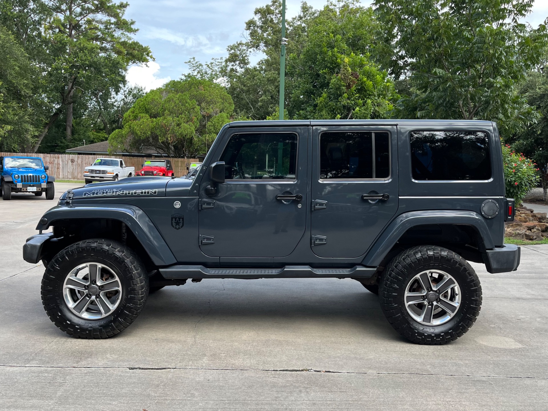 Used-2017-Jeep-Wrangler-Unlimited-Smoky-Mountain