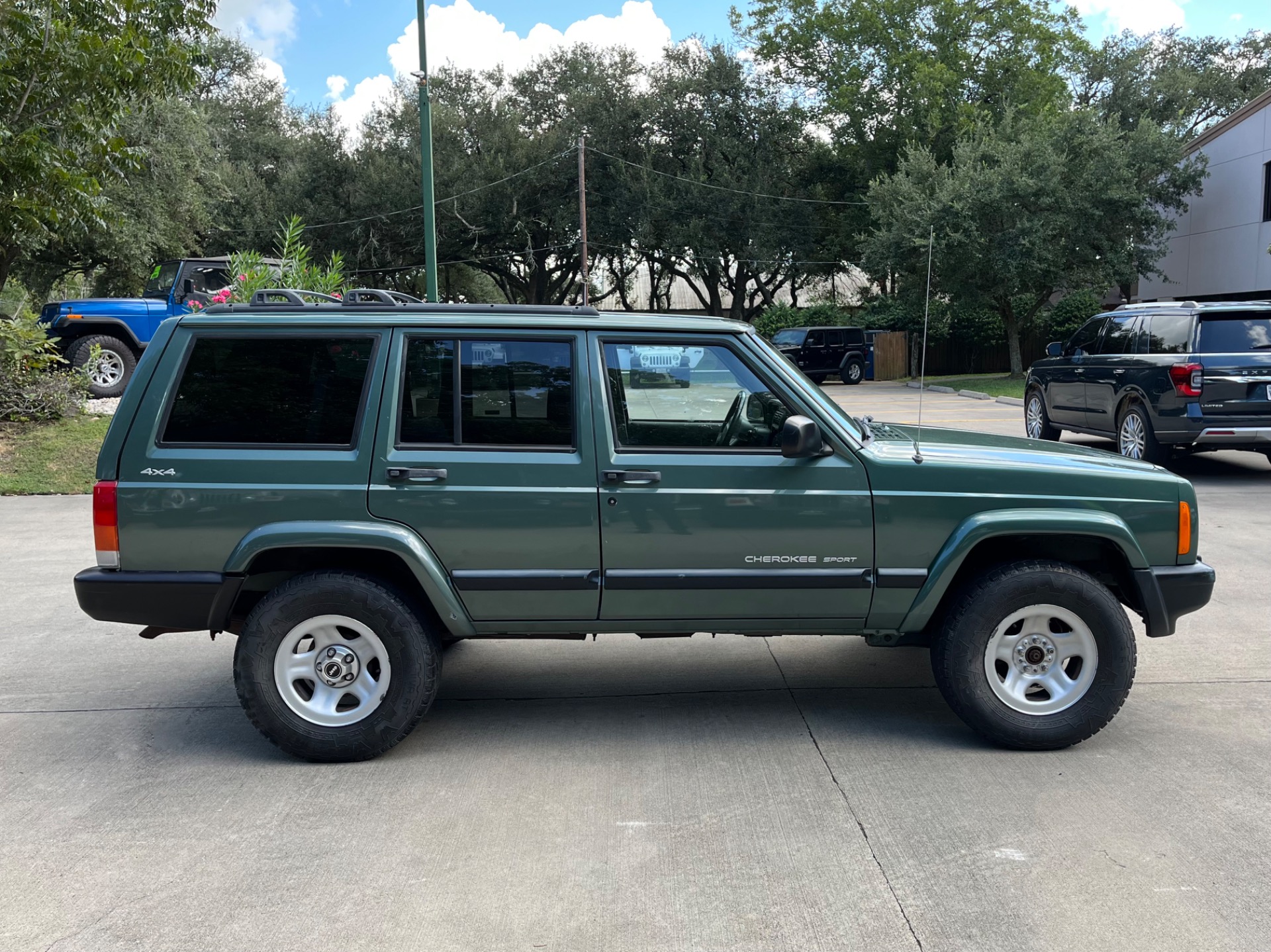Used-2000-Jeep-Cherokee-Sport