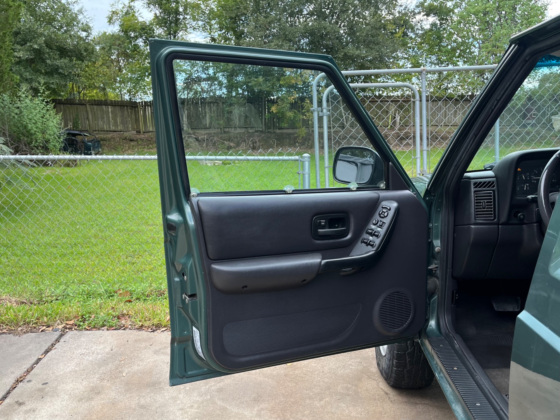 Used-2000-Jeep-Cherokee-Sport