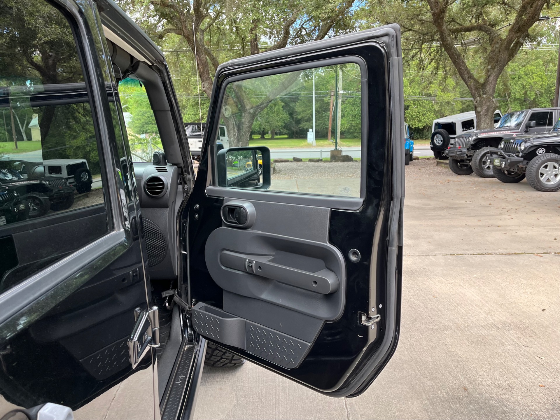 Used-2010-Jeep-Wrangler-Unlimited-Rubicon
