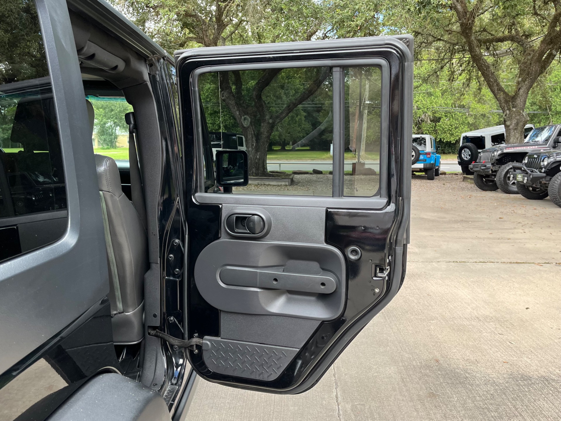 Used-2010-Jeep-Wrangler-Unlimited-Rubicon