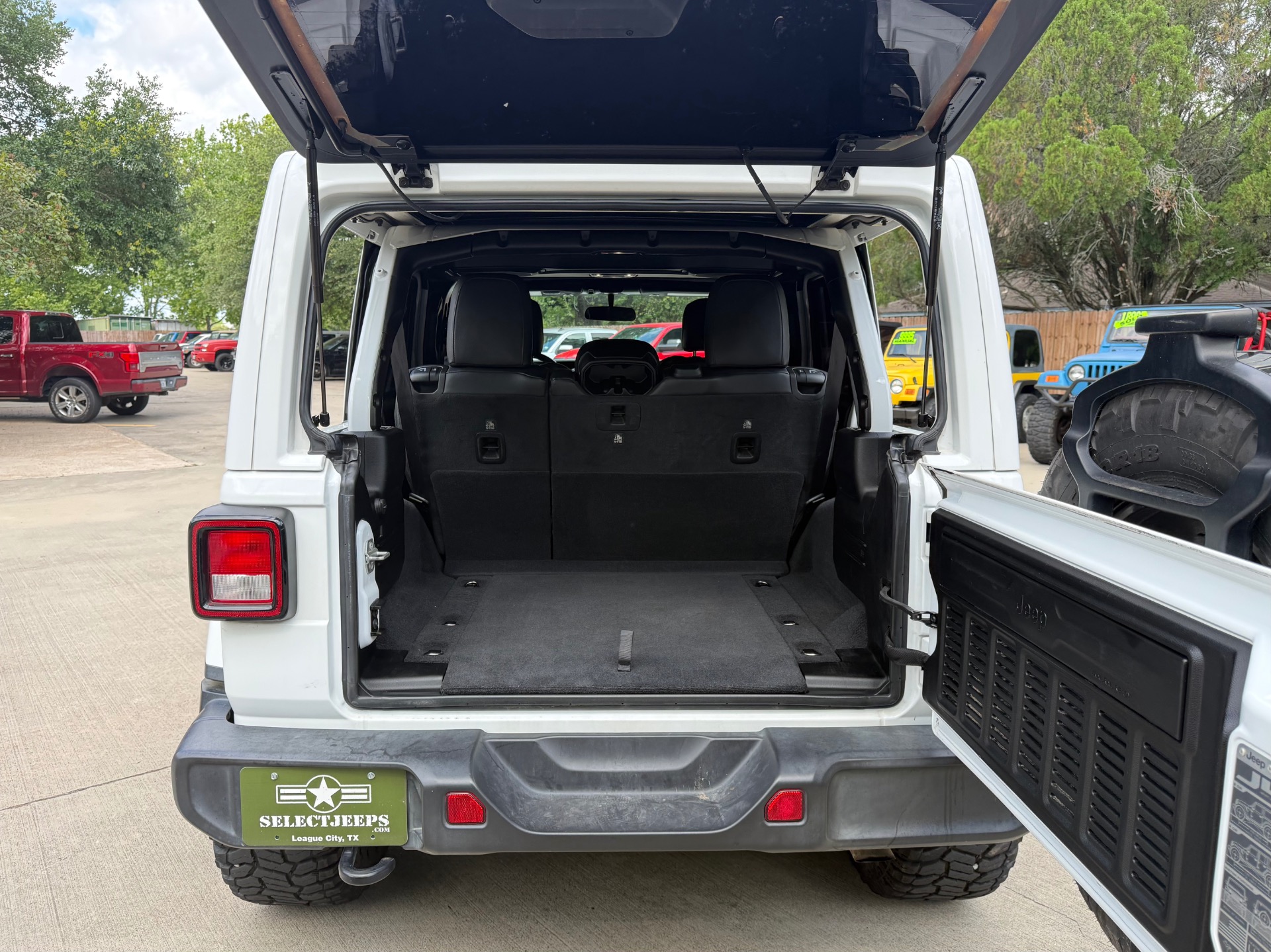 Used-2021-Jeep-Wrangler-Unlimited-Sahara-Altitude